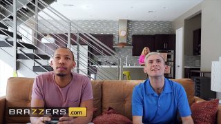 Trio, masturbare manuală – Bridgette B, cu țâțe mari de culoare, futută anal de Ricky Johnson și Xander Corvus
