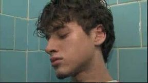 Novinhos fazendo pega&ccedil_&atilde_o no banheiro