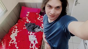 Coroa Afeminado trans quer transar gostoso mas acaba gozando sozinho no seu quarto (solo)