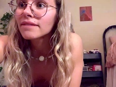 amateur blonde solo webcam