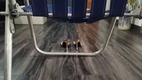 She didn't realize she was being recorded while scratching the soles of her feet (8)