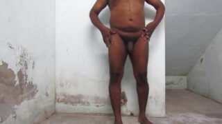 Para pria kulit hitam dan India amatir dengan penis besar saling mengelus dan meniduri pantat satu sama lain.