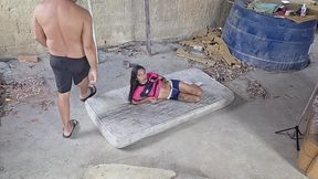 transei com a sapatao no colchao no terraco de casa