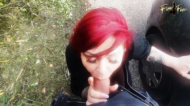 Geile Fire Fox bläst meinem Freund outdoor bis er spritzt