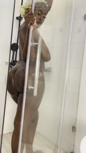BIG BOOBS BLACKMINAJ IN THE SHOWER
