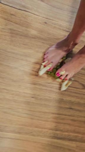 Kinky feet squishing