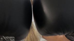 meus seios sao saco de bancada da sadica com sua luva de box