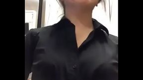 G&aacute_i xinh show h&agrave_ng trong khi l&agrave_m việc