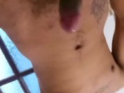 Cubano masturbandose en la ducha