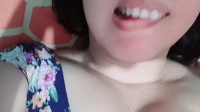 lesbiana tomada y se graba y envia video a su novia pero se confunde y se lo envia al tio, real casero amateur