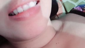 lesbiana tomada y se graba y envia video a su novia pero se confunde y se lo envia al tio, real casero amateur