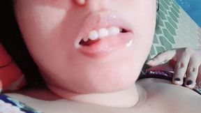 lesbiana tomada y se graba y envia video a su novia pero se confunde y se lo envia al tio, real casero amateur