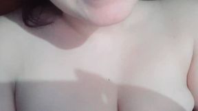 lesbiana tomada y se graba y envia video a su novia pero se confunde y se lo envia al tio, real casero amateur