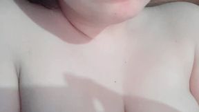 lesbiana tomada y se graba y envia video a su novia pero se confunde y se lo envia al tio, real casero amateur