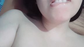 lesbiana tomada y se graba y envia video a su novia pero se confunde y se lo envia al tio, real casero amateur