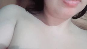 lesbiana tomada y se graba y envia video a su novia pero se confunde y se lo envia al tio, real casero amateur