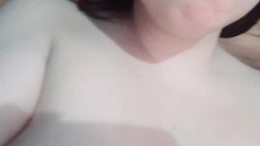 lesbiana tomada y se graba y envia video a su novia pero se confunde y se lo envia al tio, real casero amateur