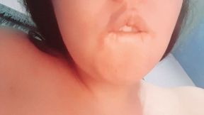 lesbiana tomada y se graba y envia video a su novia pero se confunde y se lo envia al tio, real casero amateur