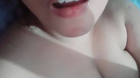 lesbiana tomada y se graba y envia video a su novia pero se confunde y se lo envia al tio, real casero amateur