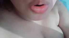 lesbiana tomada y se graba y envia video a su novia pero se confunde y se lo envia al tio, real casero amateur