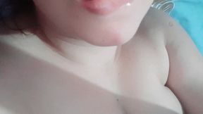 lesbiana tomada y se graba y envia video a su novia pero se confunde y se lo envia al tio, real casero amateur