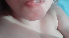 lesbiana tomada y se graba y envia video a su novia pero se confunde y se lo envia al tio, real casero amateur