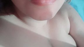 lesbiana tomada y se graba y envia video a su novia pero se confunde y se lo envia al tio, real casero amateur