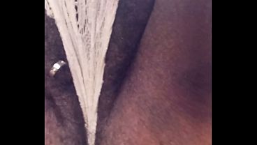 Crente safada esfregando a buceta grande solo