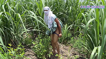 कोमल आगे आगे गन्ने के खेत में चली पीछे पीछे उशका लवर घुसा