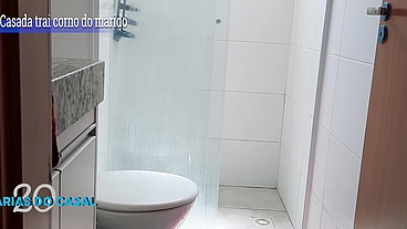 Em belo dia chuveiro de uma coroa quebrou ela ligou para o vizinho do apat para concerta chueviro.