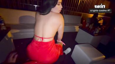 Mi esposo me ignora en la discoteca y acabo cabalgando a un desconocido duro