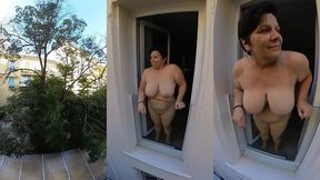 toute nue a la fenetre de mon hotel