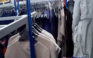 au magasin son plug dans le cul