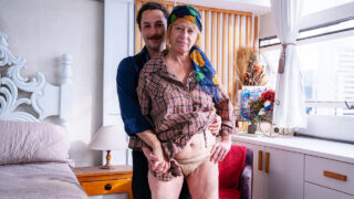 Puta soporta una intensa penetración anal tras un calentamiento de garganta profunda