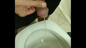 Descarregando aquele mij&atilde_o do pau pentelhudo