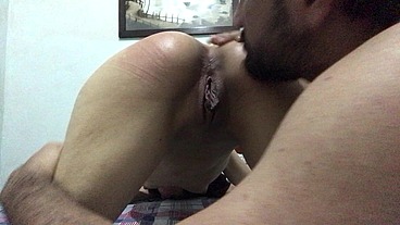 Lamiendo y comiendo el coño caliente de la pequeña esposa Amateur Nora Milf - Nueva perra montando la polla enorme de un semental en un hotel - Andy Z 94