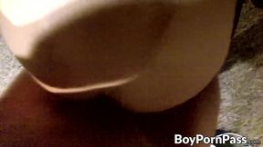 Horny dude gets his boyfriend horny and takes a dick