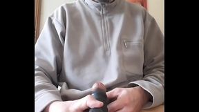 je me caresse le frein de la bite avec mon gode vibro, belle &eacute_jaculation, vid&eacute_o compl&egrave_te non flout&eacute_e.