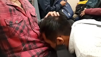 Joven se la chupa en el metro de la ciudad de M&eacute_xico