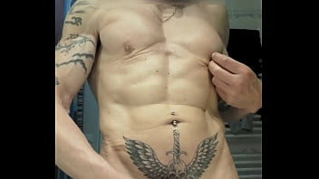 je pisse et me branle &agrave_ poil dans ma salle de bains,