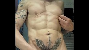 je pisse et me branle &agrave_ poil dans ma salle de bains,