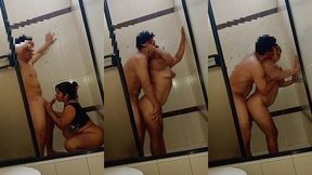 una casada sometida por su amante en la banera ella bien caliente se deja dar por el culo y escuchen los orgasmo que se saco su amante