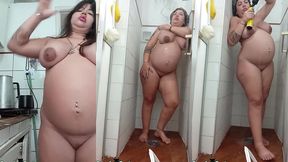 gravida exibindo seu corpo grande todo nu com nove meses de gestacao
