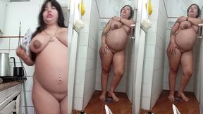 gravida exibindo seu corpo grande todo nu com nove meses de gestacao