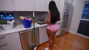 cleaning roxanne’s pussy