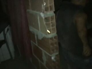 mi marido salió de viaje y me dejo sola con el obrero, así que me quite lo cachonda con el obrero