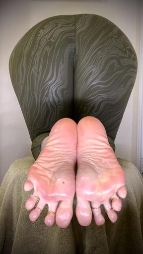 Oiled soles yoga pants and gold toe rings