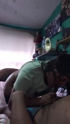 Madrastra morena culona chupando polla