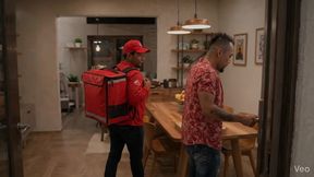 dando gorjeta ao entregador de pizza no feriado do trabalhador.
