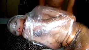 AGac Samantha es envuelta en pl&aacute_stico y un tipo raro la obliga a mamarle la verga y hace con ella lo que quiere